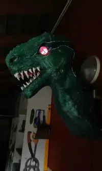 Lampa w kształcie głowy dinozaura/smoka – rękodzieło, sterowanie RGB — ujęcie 4