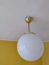 Lampa wisząca kula biała — ujęcie 2