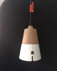 Lampa wisząca na długim przewodzie — ujęcie 2