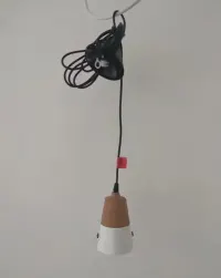 Lampa wisząca na długim przewodzie — ujęcie 3