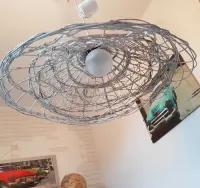 lampa wisząca sufitowa z wiklinowym abażurem — ujęcie 2
