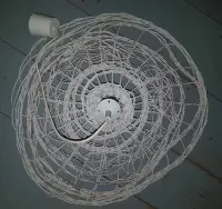 lampa wisząca sufitowa z wiklinowym abażurem — ujęcie 3