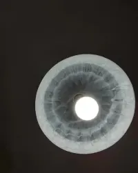 Lampa wisząca,włoska, połączenie szkła z metaloplastyką. — ujęcie 2