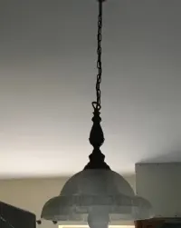 Lampa wisząca,włoska, połączenie szkła z metaloplastyką. — ujęcie 4