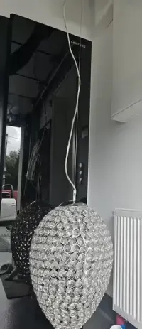 Lampa wisząca z krysztalkami — ujęcie 3