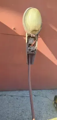 Lampa zewnętrzna zabytkowa — ujęcie 2