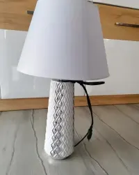 Lampka nocna biało srebrna — ujęcie 4