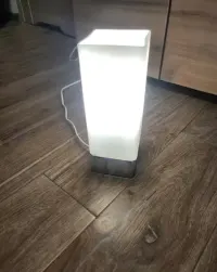Lampka nocna na szafkę — ujęcie 2