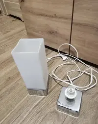 Lampka nocna na szafkę — ujęcie 3