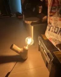 Lampka nocna wykonana z drewna — ujęcie 3