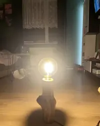 Lampka nocna wykonana z drewna — ujęcie 5