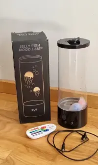 Lampka nocna z pływającymi meduzami — ujęcie 2