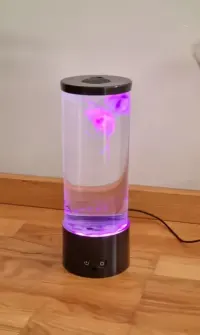 Lampka nocna z pływającymi meduzami — ujęcie 3