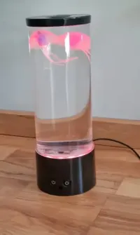 Lampka nocna z pływającymi meduzami — ujęcie 4
