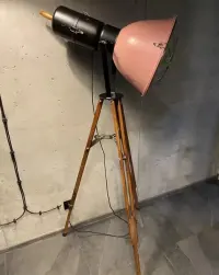 Metalowa solidna lampa stojaca — ujęcie 2