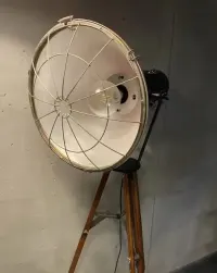 Metalowa solidna lampa stojaca — ujęcie 5