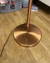 Miedziana Lampa Stojąca Big Bow — ujęcie 3