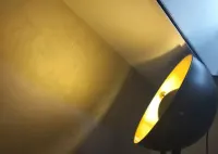 Nowoczesna lampa podłogowa czarno-złota Agata Meble | Stojąca — ujęcie 3