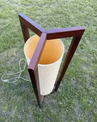 Nowoczesna lampa stojąca podłogowa – drewno i pleciony klosz boho — ujęcie 2