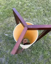 Nowoczesna lampa stojąca podłogowa – drewno i pleciony klosz boho — ujęcie 3