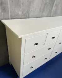Odrestaurowana sosnowa komoda ikea hemnes 8 szuflad z dostawą warszawa — ujęcie 2