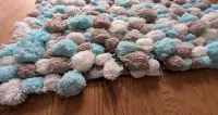 Ręcznie robiony dywan z pomponów – Handmade, na filcu, błękit/beż — ujęcie 2