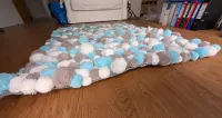 Ręcznie robiony dywan z pomponów – Handmade, na filcu, błękit/beż — ujęcie 3