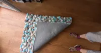 Ręcznie robiony dywan z pomponów – Handmade, na filcu, błękit/beż — ujęcie 4