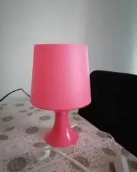 Różowa lampa stołowa — ujęcie 4