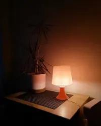 Różowa lampa stołowa — ujęcie 2