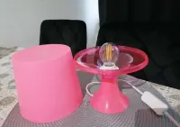 Różowa lampa stołowa — ujęcie 3