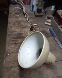 Stara lampa do warsztatu PRL — ujęcie 2