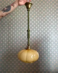 Stara lampa wisząca zwis kremowa przedwojenna art deco mosiężna kuchenna antyk zabytkowa retro elegancka — ujęcie 2