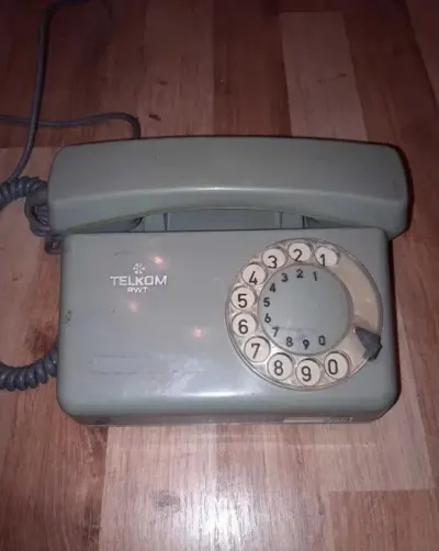 antyki telefony z prl — praca Barbara K., Warszewo