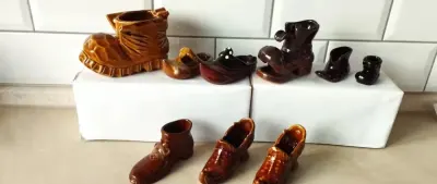 9 Figurek Bucików Butów z porcelitu kolor musztardowy ciemny brąz PRL — praca Ula, Lublin