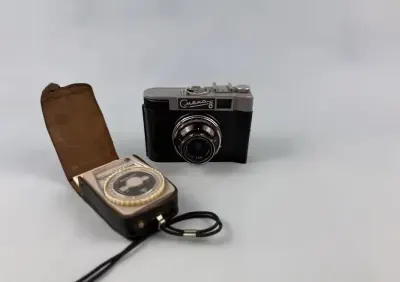 Aparat fotograficzny plus światlomierz analogowy Smiena 8 stary aparat — praca Retrospekcja, Prusy