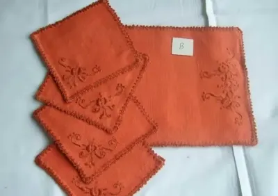 B. serwetki małe len (haft ręczny i szydełko)  5 szt. (pomarańcz+rudy) — praca Irmina, Łódź