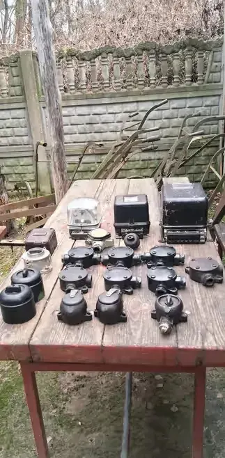 Bakelitowe puszki i inne gniazdka z czasów PRL — praca Aga Biedronka, Sulejów