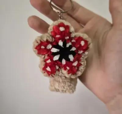 Brelok demogorgon na szydełku stranger things handmade crochet — praca Purrfect_Knot, Wrocław