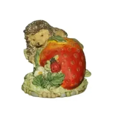 ceramiczna stara figurka jeż na truskawce — praca Aleksandra, Poddębice