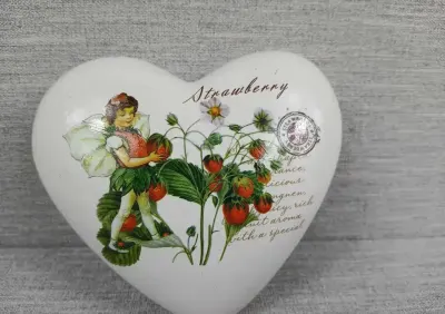 Ceramiczne serce szkliwione Strawberry motyw truskawek Cena za szt — praca sweden.mania, Wrocław