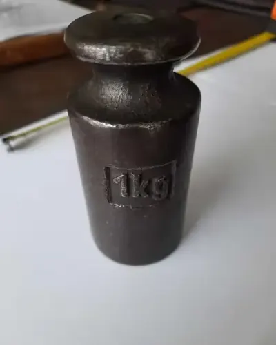 Ciężarek 1 kg odważnik do wagi staroć , antyk — praca Michalski, Gdańsk