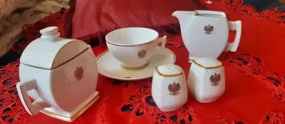 Ćmielów Porcelana zdobiona motywem Godła z Orzełkiem — praca Joanna, Warszawa