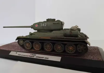 Czołg T34 - II Wojna Światowa  skala 1:43 — praca Pinio, Tychy