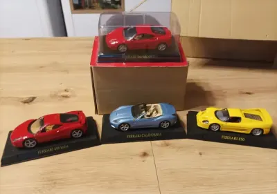 Cztery modele Ferrari na podstawkach skala 1 :43 — praca Arkadiusz, Kutno