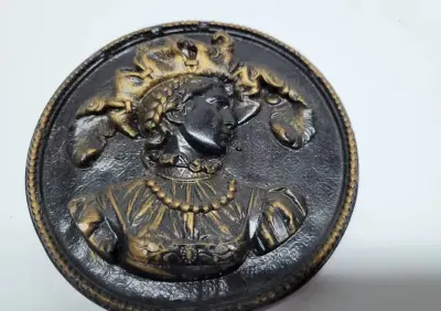 Dama w kapeluszu, emblemat — praca Waldemar, Osiedle na Stawach