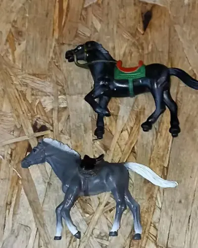 Dwie stare vintage figurki koni — praca roniweroni1, Kutno