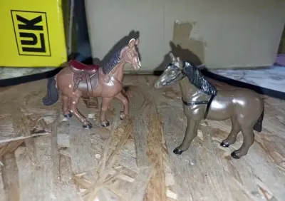 Dwie stare vintage figurki koni — praca roniweroni1, Kutno