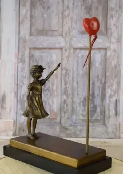 Dziewczyna z Sercem - BANKSY - Nowoczesna Statuetka - Figura z Brązu — praca AntykiDecco, Kraków