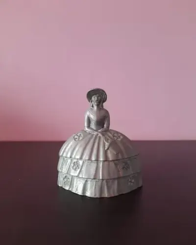 Dzwonek     dama — praca Magdalena, Jelenia Góra